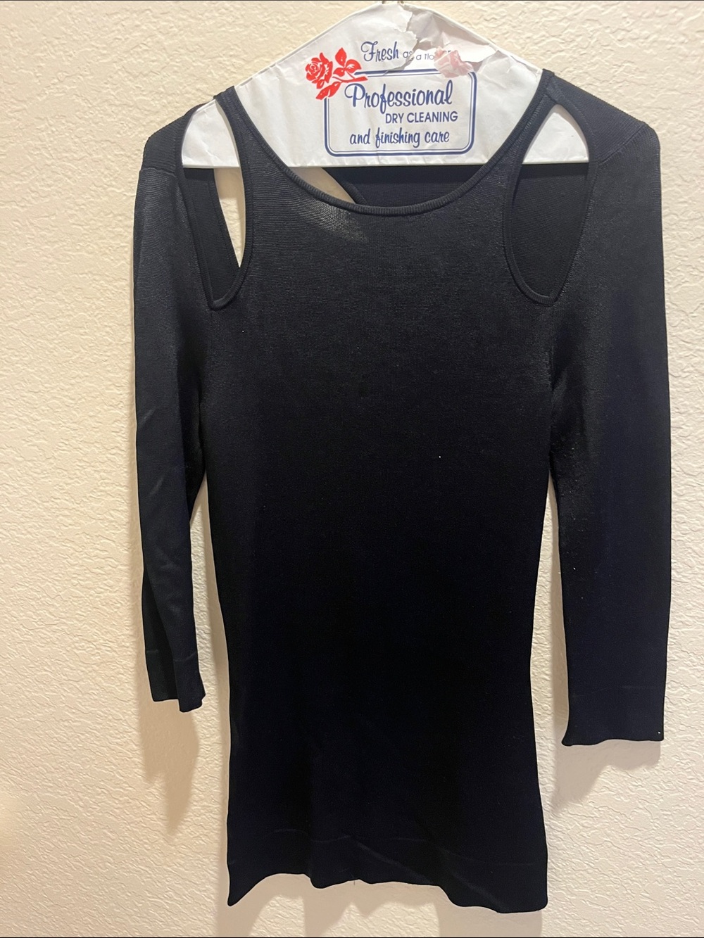 Source Unknown Black Cold-Shoulder Long Sleeve Top